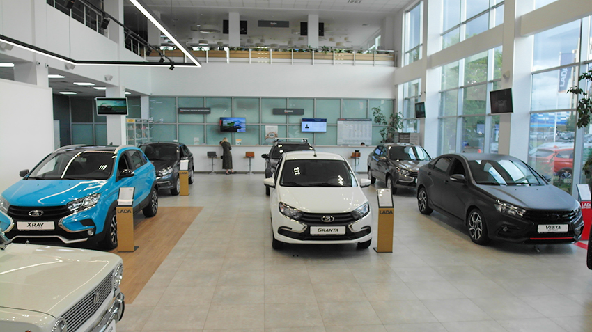 Российский рынок новых легковых автомобилей рухнул в 4 раза по данным июля