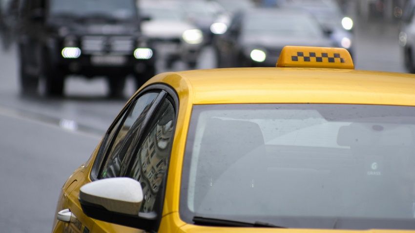 Таксистов хотят перевести на зарплату