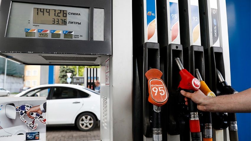 За неделю бензин в Москве подорожал почти на рубль