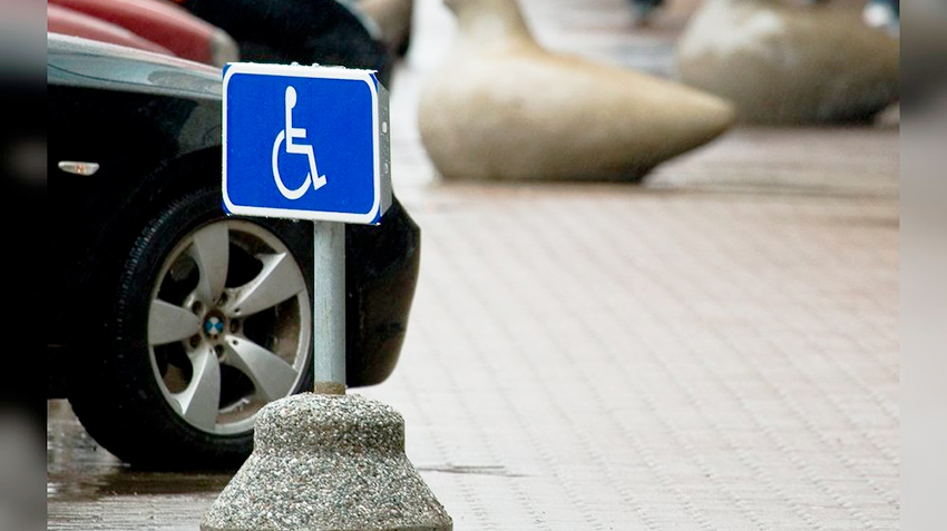 С 1 июля почти 3,4 миллионам российских инвалидов отказано в бесплатной парковке