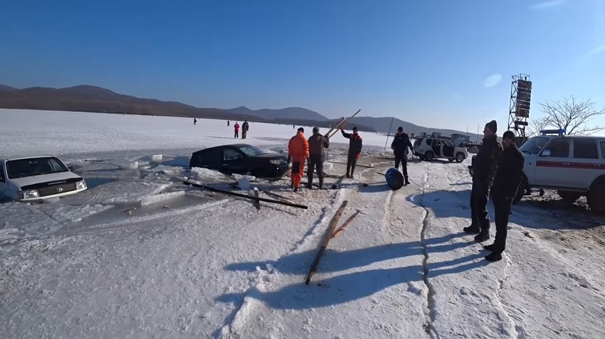 На острове Русском во Владивостоке три десятка автомобилей местных рыбаков провалились под лед