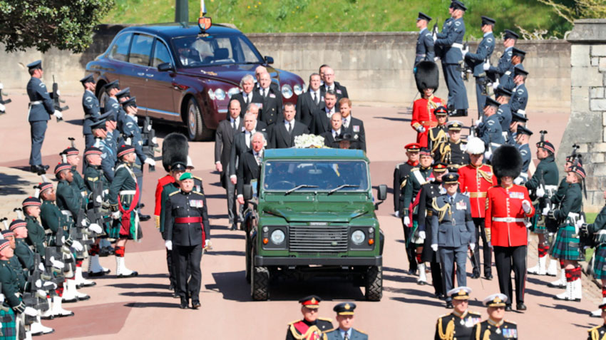 Принца Филиппа в последний путь отвезли на катафалке его любимой марки Land Rover