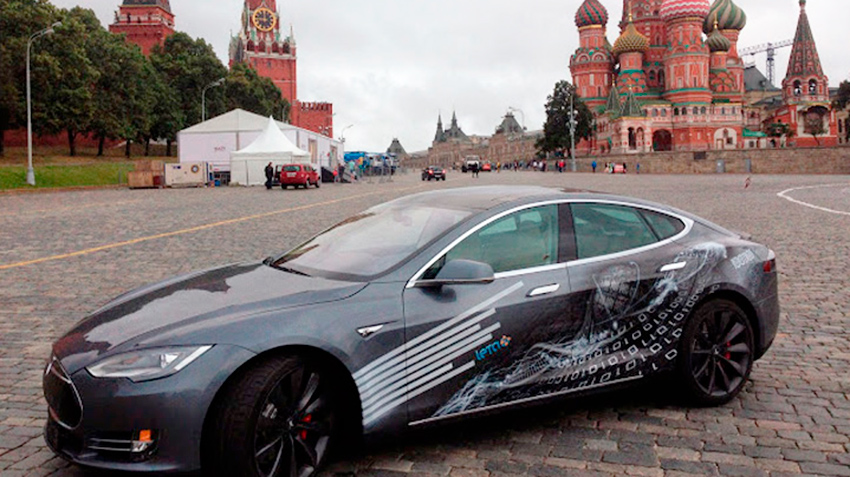 За рулем культовых «электричек» Тесла в Москве можно будет оказаться от 2500 рублей в час