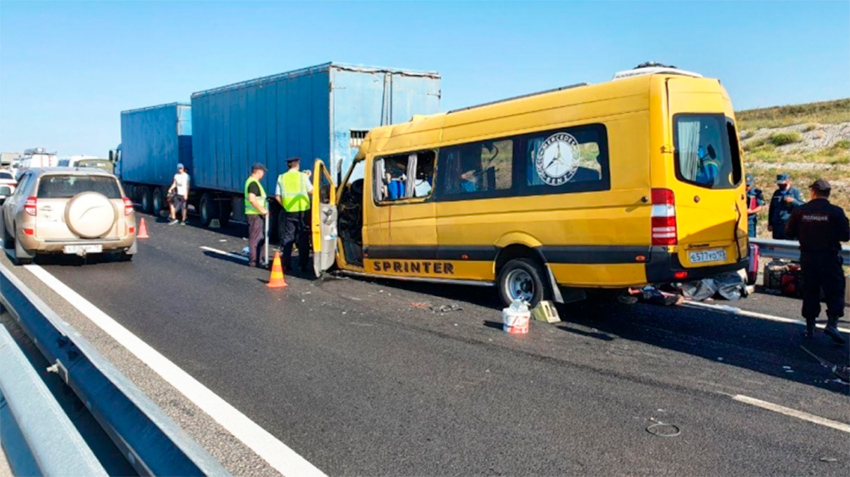 В Крыму на трассе «Таврида» в автокатастрофе с микроавтобусом погибли восемь туристов