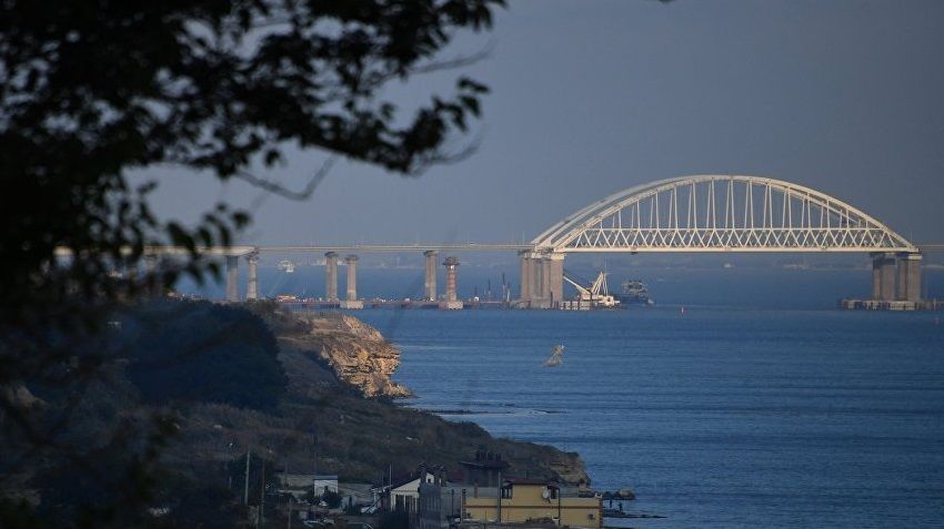 Пролет Крымского моста упал в воду