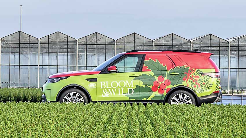 Land Rover одарил соотечественников на Рождество «цветочным» фургоном