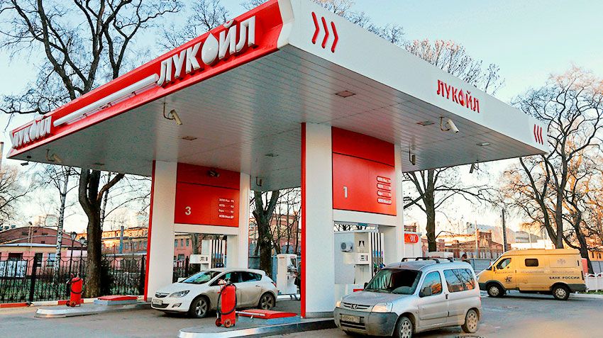 Россиянам предлагают радоваться второму по дешевизне бензину в Европе