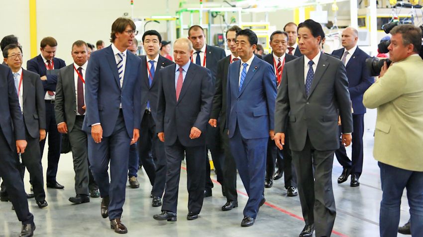 Путин и Абэ открыли цех по производству двигателей Mazda