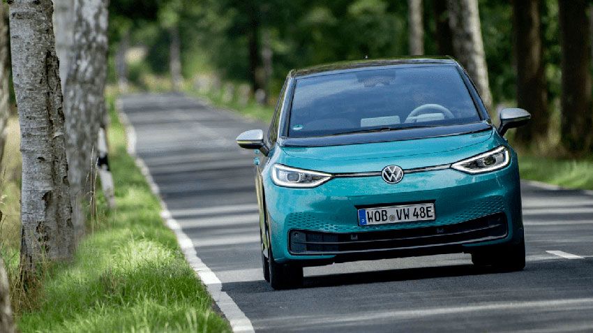 Германия показала в октябре почти 4-кратный рост продаж электромобилей