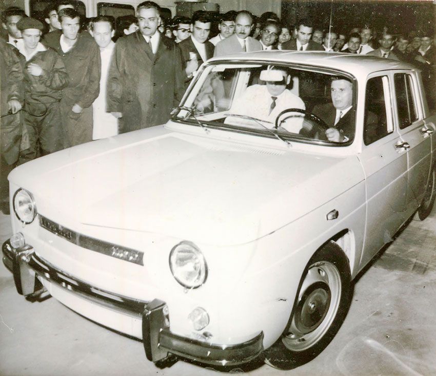 Nicolae_Ceausescu_driving_the_first_Dacia_car.jpg