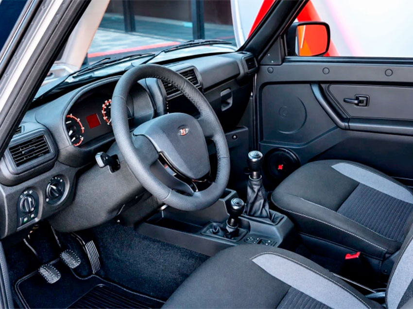 LADA_NIVA_Legend_salon.jpg