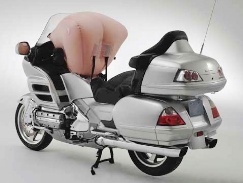 honda_gl1800_gold_wing_airbag.jpg