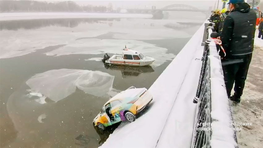 taxi_in_the_river_Moskwa.jpg