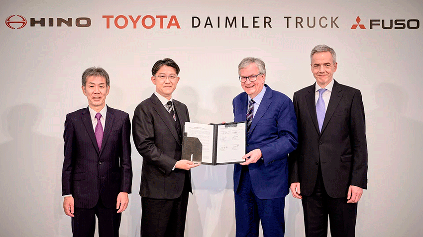 Toyota-And-Daimler-main.gif