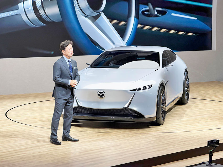 Mazda-Vision-X-Coupe-debut-w-CEO.jpg