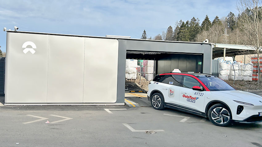NIO_Battery_Swap_station_in_use_at_Oslo,_Norway.jpg