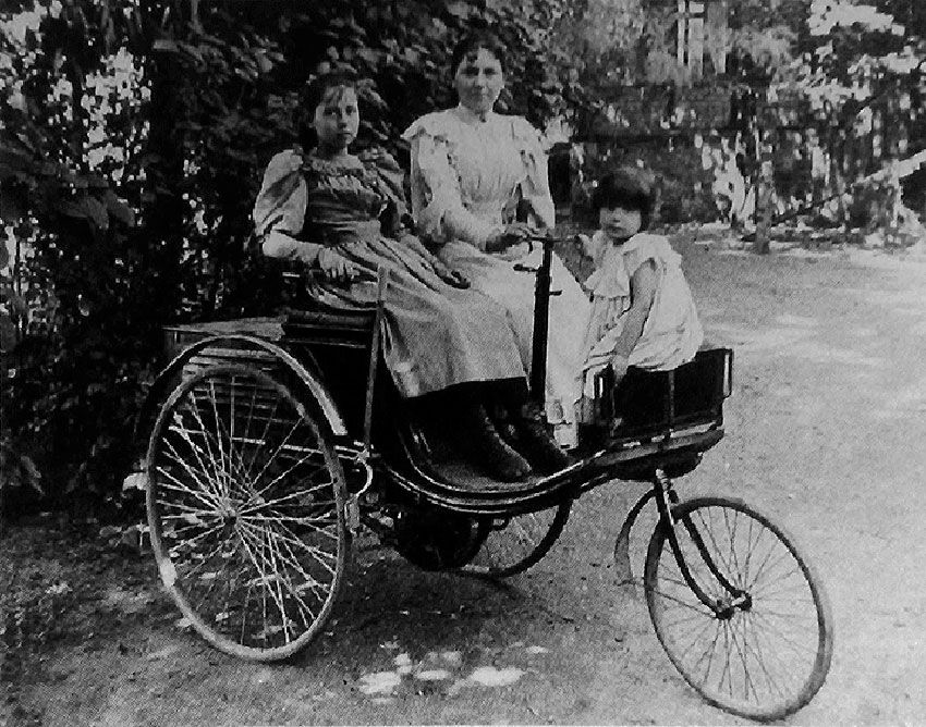 Benz-Patent-Motorwagen-mit-Thilde,-Clara-und-Ellen-Benz.jpg