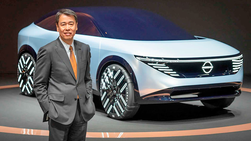 nissan-ceo-makoto-uchida-with-the-chill-out-concept-1.jpg