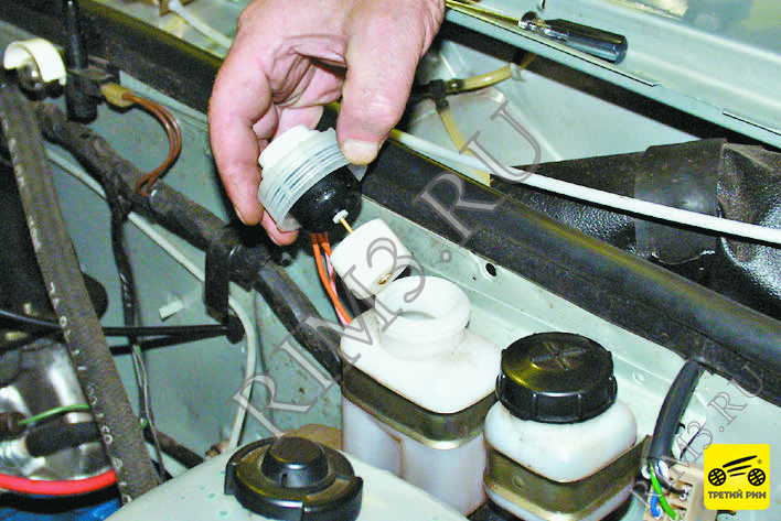 ПРОВЕРКА УРОВНЯ И ДОЛИВКА ТОРМОЗНОЙ ЖИДКОСТИ В БАЧОК ГЛАВНОГО ТОРМОЗНОГО ЦИЛИНДРА, Шаг 4