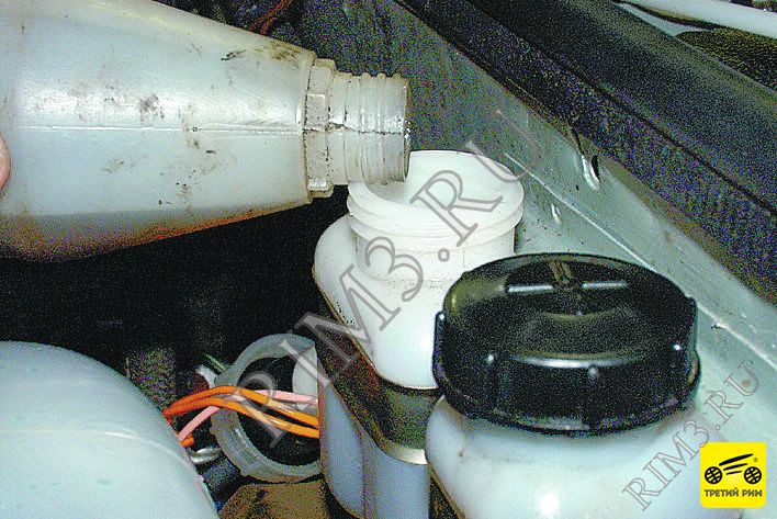 ПРОВЕРКА УРОВНЯ И ДОЛИВКА ТОРМОЗНОЙ ЖИДКОСТИ В БАЧОК ГЛАВНОГО ТОРМОЗНОГО ЦИЛИНДРА, Шаг 5