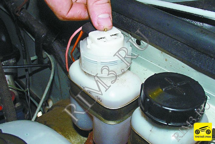 ПРОВЕРКА УРОВНЯ И ДОЛИВКА ТОРМОЗНОЙ ЖИДКОСТИ В БАЧОК ГЛАВНОГО ТОРМОЗНОГО ЦИЛИНДРА, Шаг 7