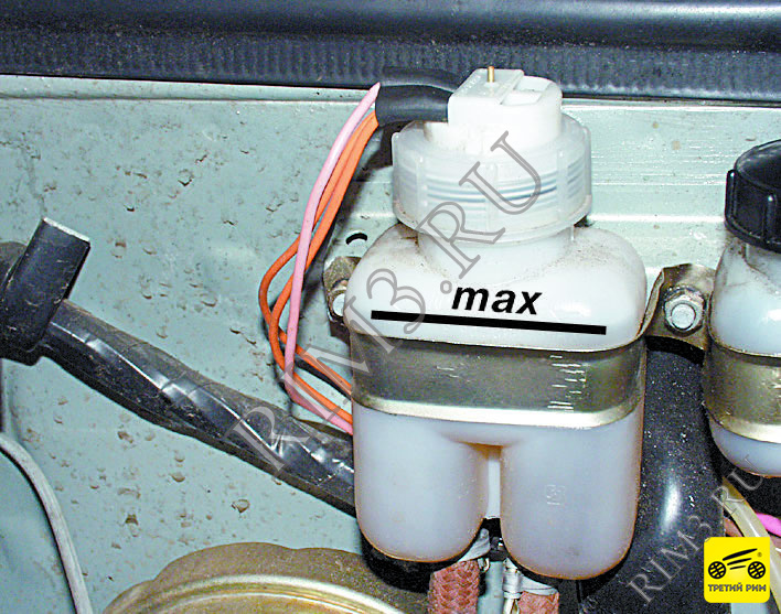 ПРОВЕРКА УРОВНЯ И ДОЛИВКА ТОРМОЗНОЙ ЖИДКОСТИ В БАЧОК ГЛАВНОГО ТОРМОЗНОГО ЦИЛИНДРА, Шаг 3