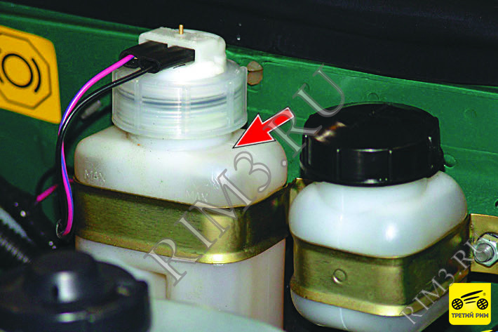 ПРОВЕРКА УРОВНЯ И ДОЛИВКА ТОРМОЗНОЙ ЖИДКОСТИ В БАЧОК ГЛАВНОГО ТОРМОЗНОГО ЦИЛИНДРА, Шаг 2