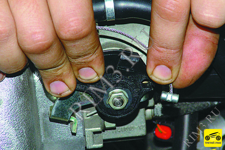 РЕГУЛИРОВКА И ЗАМЕНА ТРОСА ПРИВОДА ДРОССЕЛЬНОЙ ЗАСЛОНКИ, Шаг 6