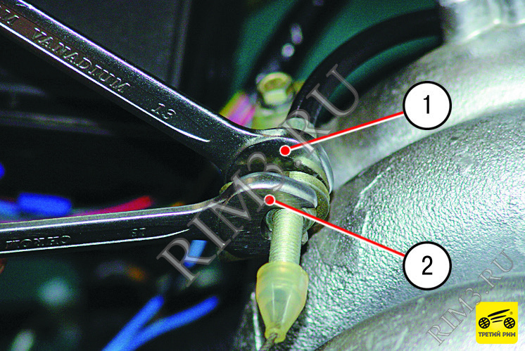 РЕГУЛИРОВКА И ЗАМЕНА ТРОСА ПРИВОДА ДРОССЕЛЬНОЙ ЗАСЛОНКИ, Шаг 4
