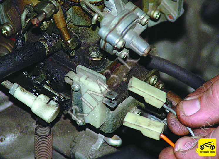 СНЯТИЕ И УСТАНОВКА КАРБЮРАТОРА ВАЗ 2107, Шаг 4