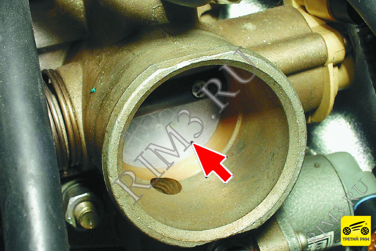 РЕГУЛИРОВКА И ЗАМЕНА ТРОСА ПРИВОДА ДРОССЕЛЬНОЙ ЗАСЛОНКИ, Шаг 3