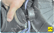 СНЯТИЕ И УСТАНОВКА ВОЗДУШНОГО ФИЛЬТРА ДВИГАТЕЛЯ УМЗ-4216, Шаг 10