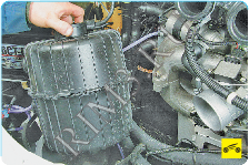 СНЯТИЕ И УСТАНОВКА ВОЗДУШНОГО ФИЛЬТРА ДВИГАТЕЛЯ УМЗ-4216, Шаг 13