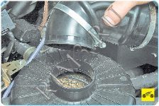 СНЯТИЕ И УСТАНОВКА ВОЗДУШНОГО ФИЛЬТРА ДВИГАТЕЛЯ УМЗ-4216, Шаг 7